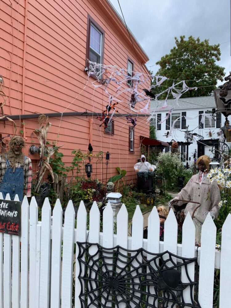 Een Huis In Salem. Erheen Reizen Is Een Van De Beste Dagtochten Vanuit Boston