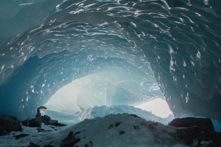 Grotte De Glace Du Glacier Byron