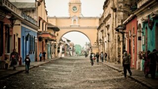 Hoe kom je van Flores naar Antigua, Guatemala?
