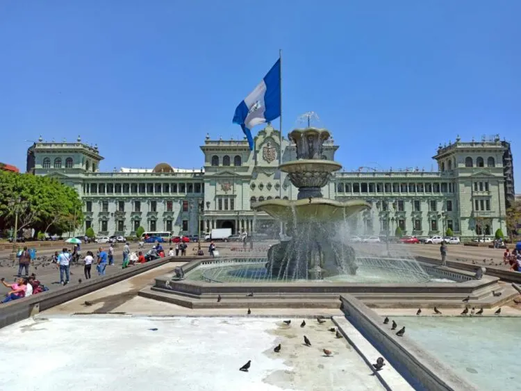 Hoe Kom Je Van Flores Naar Guatemala Stad, Guatemala? 4 Flores Naar Guatemala Stad