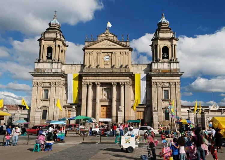 Hoe Kom Je Van Flores Naar Guatemala Stad, Guatemala? 2 Flores Naar Guatemala Stad