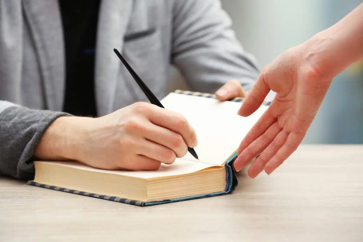 Trabajos De Viaje A Distancia Publicar Un Libro