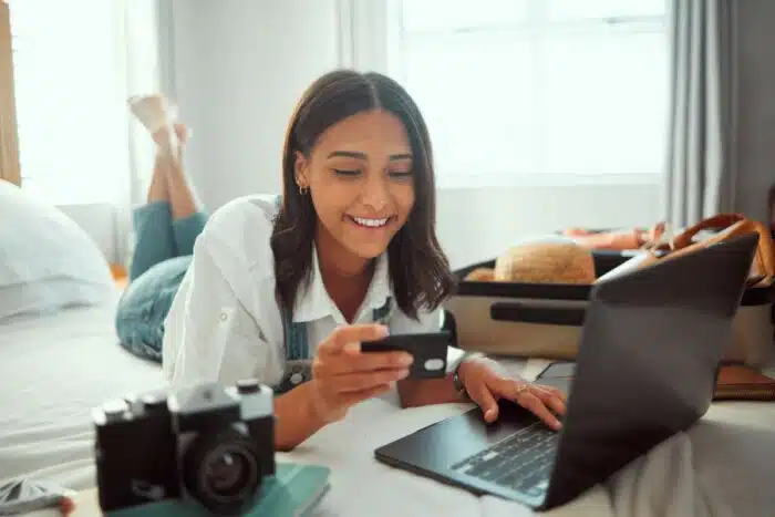 Jeune Femme Utilisant Ses Appareils éLectroniques Dans Un HôTel
